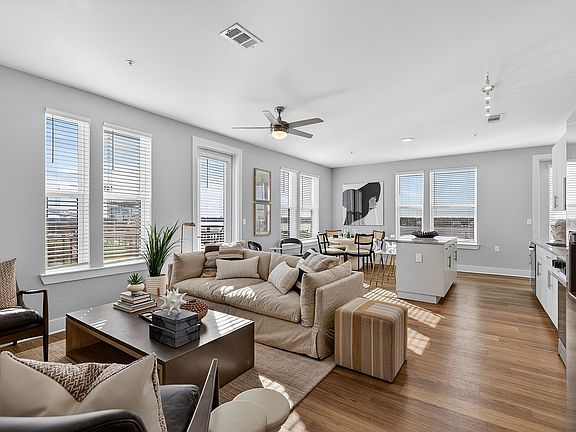 4th image of 960 E Adams St #1-723