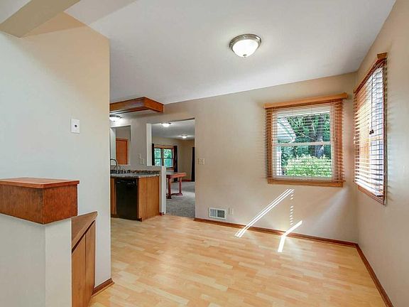 5th image of 2673 Mayer Ln N