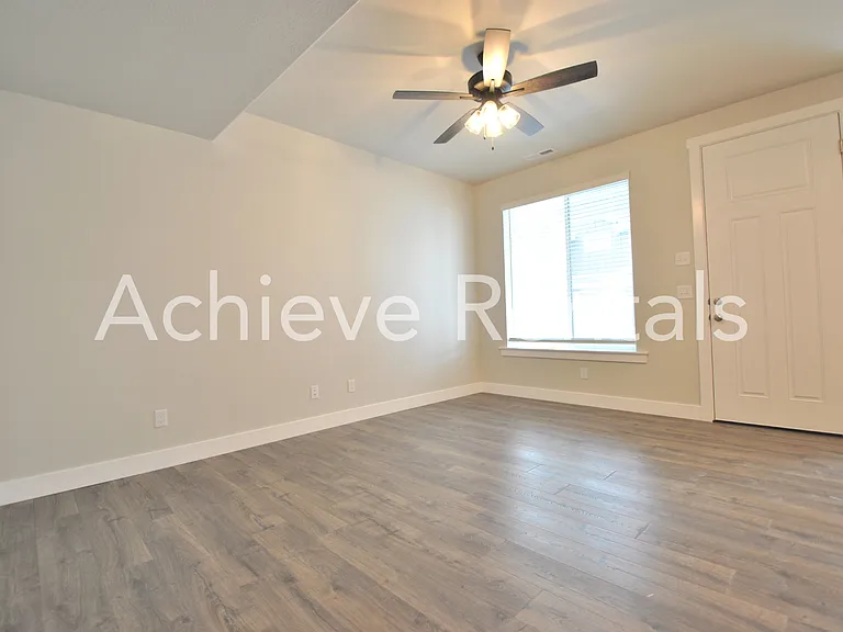 2207 S 1090 E — Photo 3