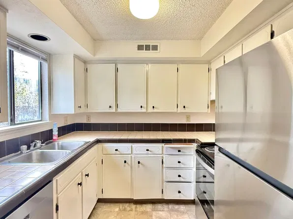 EP109, 109 S Shasta Ave #3, Eagle Point, OR 97524