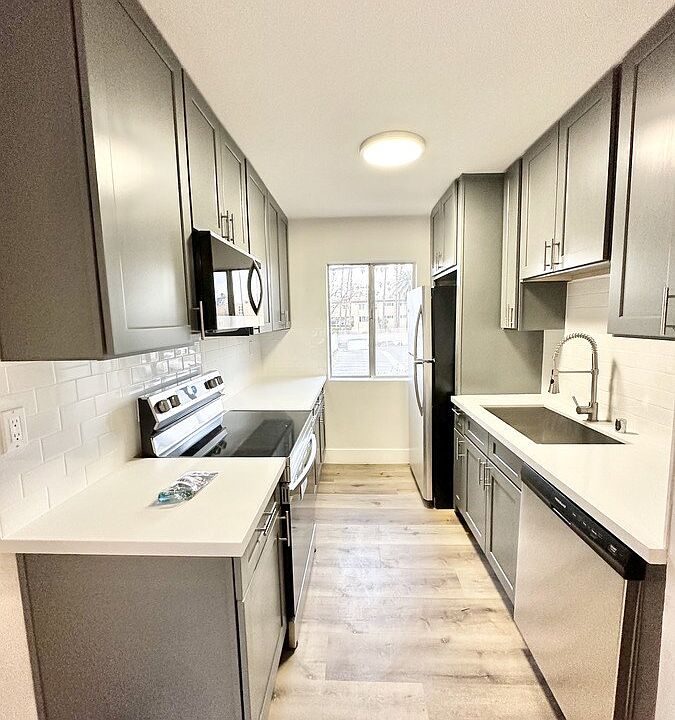 2nd image of 982 Menlo Ave #D308