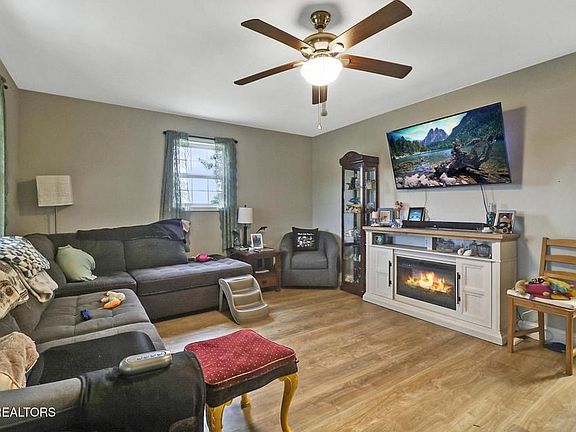 5th image of 921 Barney Holt Rd