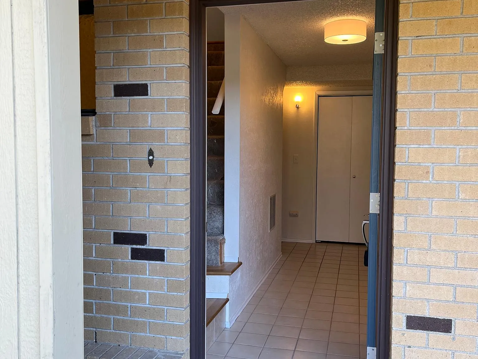 4 bed, 2000 sqft, $3,395 — Photo 2