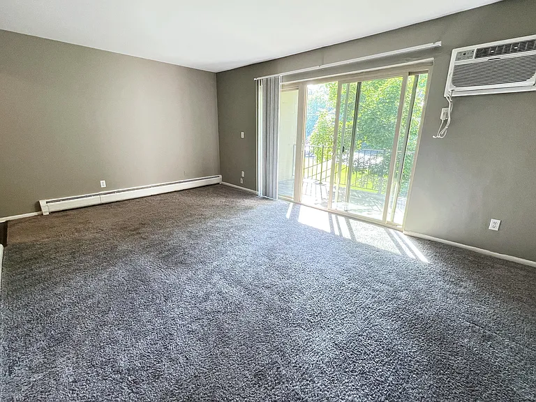 Crown Pointe Apartments — Photo 22