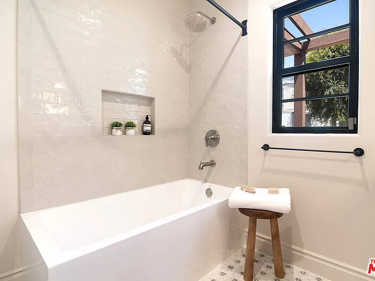 6417 Lindenhurst Ave — Photo 32