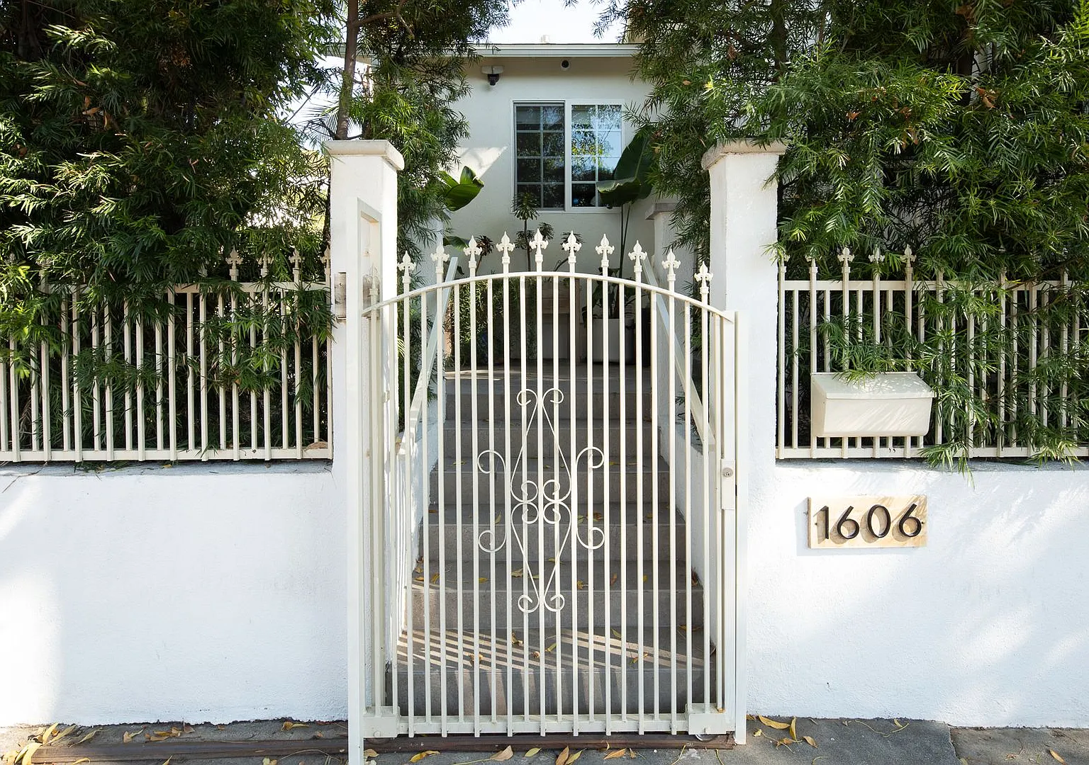 Fully Renovated Los Feliz Home with Private Yard, Two-Car Garage & Creative Studio — Photo 4