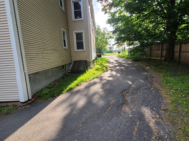 Main St — Photo 32
