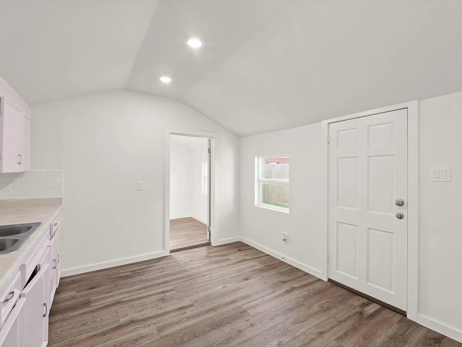2 bed, 1.0 bath, 1123 sqft, $1,100 — Photo 4