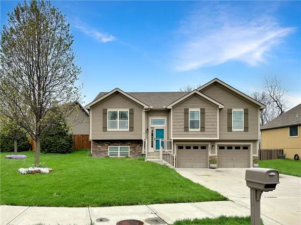 802 E 13th St, Kearney, MO 64060