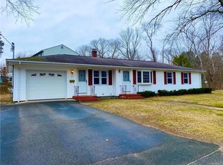 1 Pequot Trl, East Greenwich, RI 02818