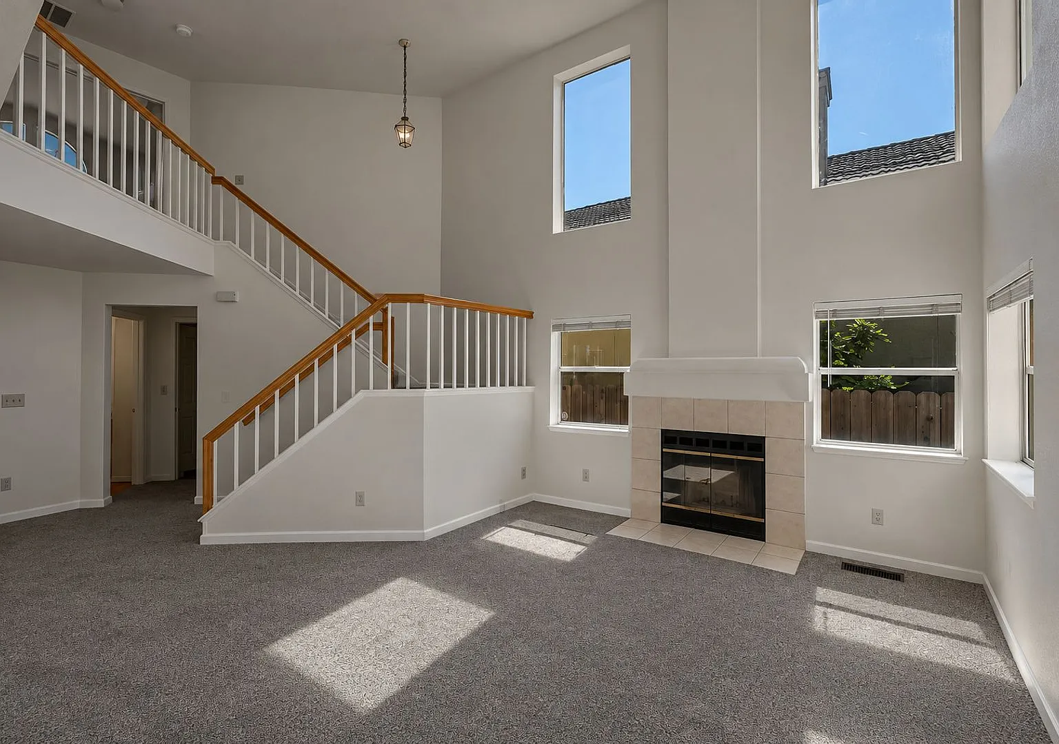 Spacious two-story 4 bed 3 bath home in Lawler Ranch — Photo 3