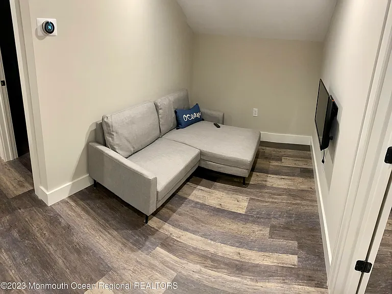 447 Main St E — Photo 14