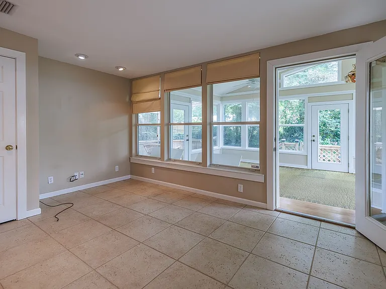 208 Pinecrest Ln — Photo 6