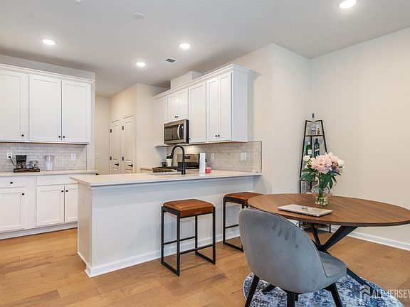 4th image of 222 Jessie Pl