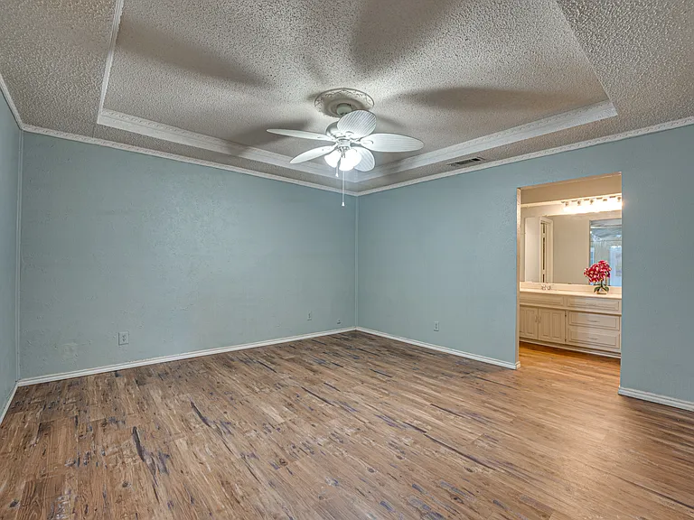 917 Meadowgate Dr — Photo 13
