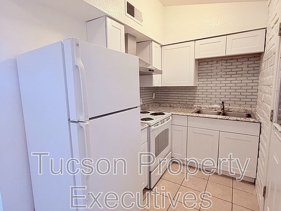 3rd image of 5748 S Park Ave