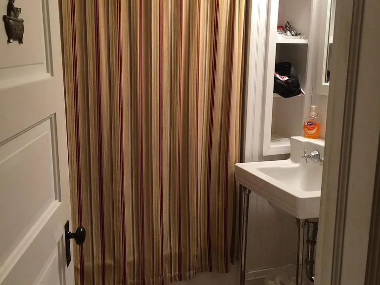 2nd Floor full bath