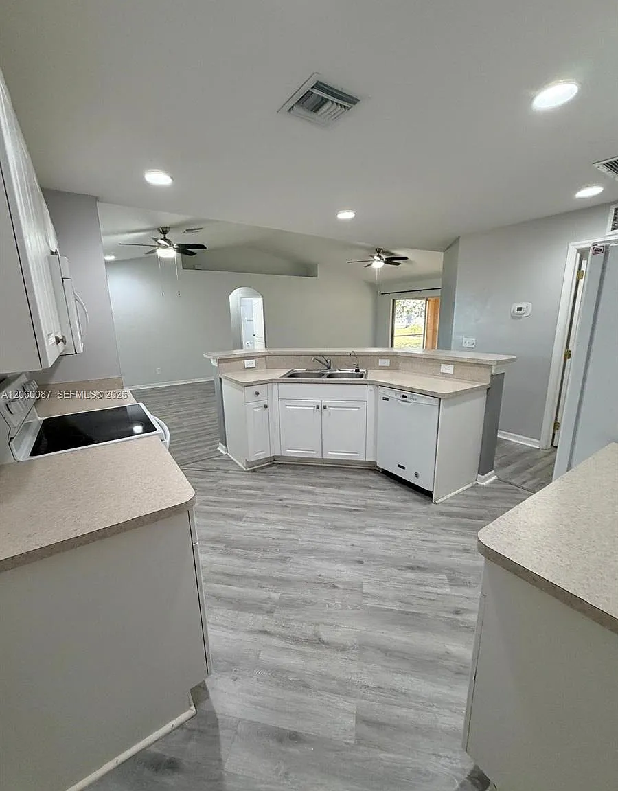 3 bed, 2.0 bath, $2,000 — Photo 2
