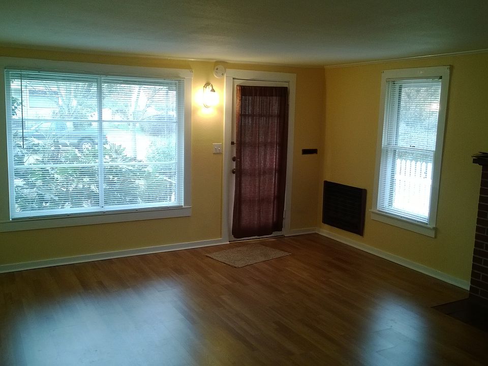 Living Room with fireplace