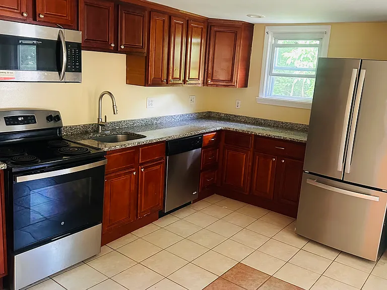 733 Pleasant St #1 — Photo 8