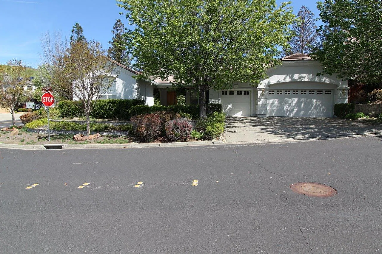 Peacock Creek! Beautiful 4 bedrooms, 3 baths, 3030 square feet. — Photo 1