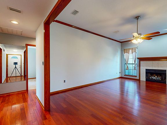 5th image of 302 Northampton Cir