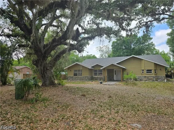140 S Davis St, Labelle, FL 33935