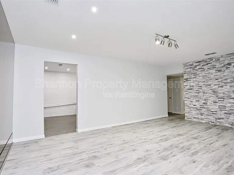 2824 Briarhurst Dr #16 — Photo 2