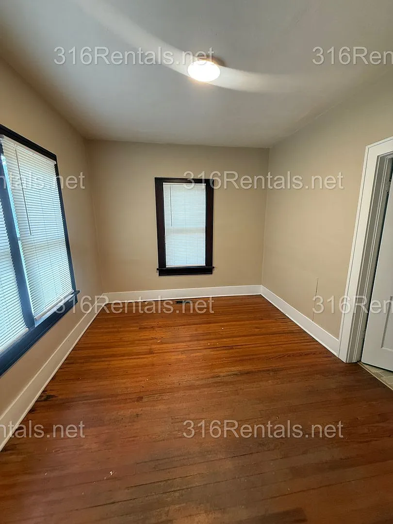 $1195- ** Coming Soon** 3 Bedroom / 1 Bathroom - Single Family Home — Photo 4