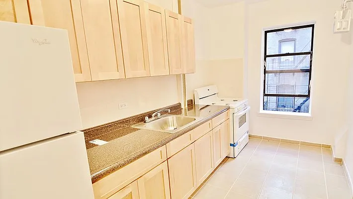 Rented by Park Property Advisors | media 7