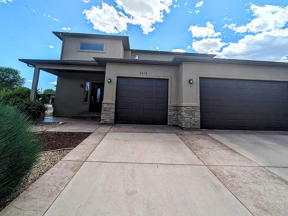 2979 Fairway View Dr