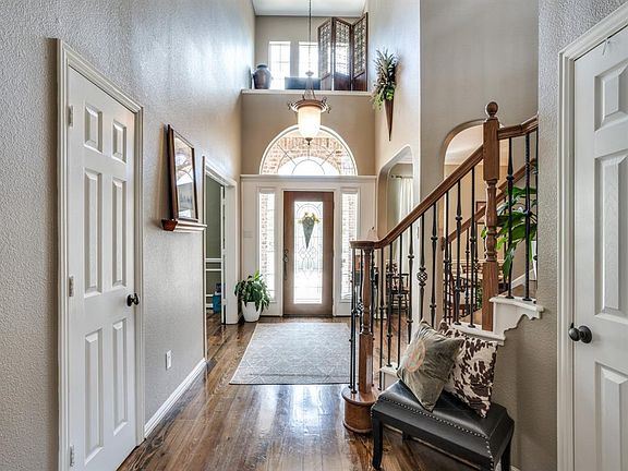 5th image of 595 Hawthorne Cir