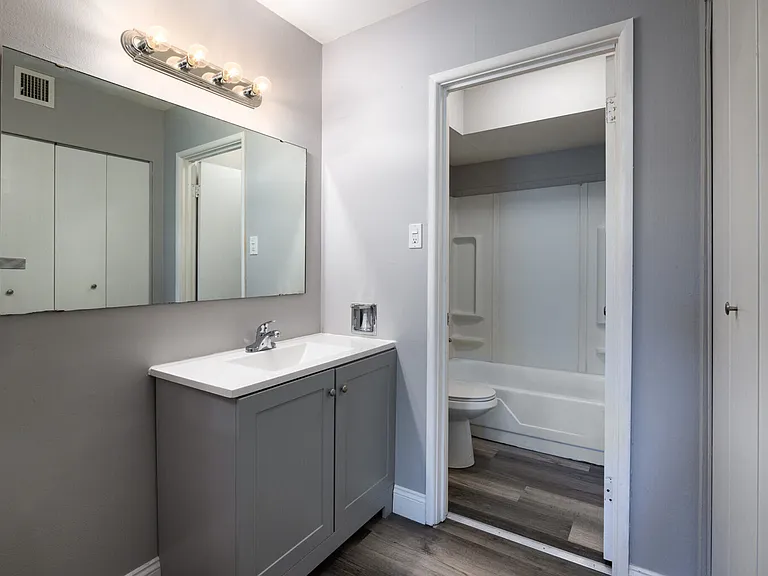 Versailles Apartments — Photo 6