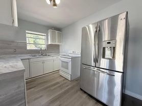 1000 W Lakewood Rd, West Palm Beach, FL