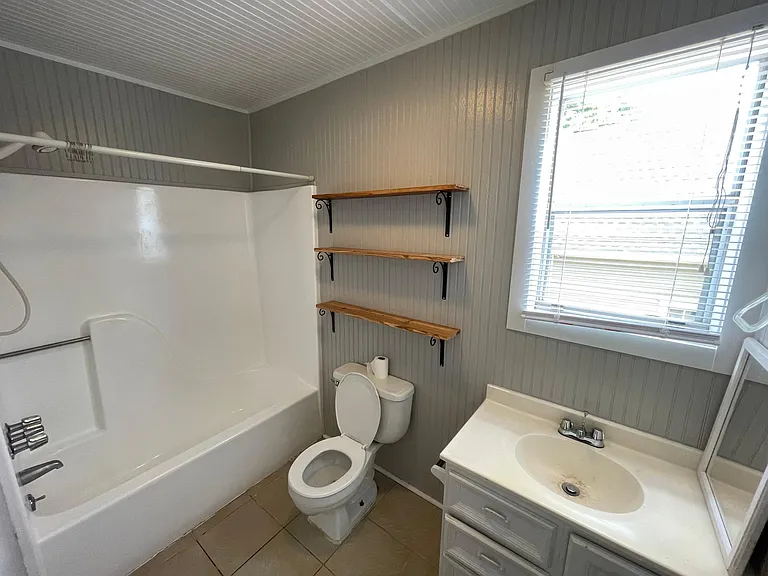 552 Pulaski St — Photo 63