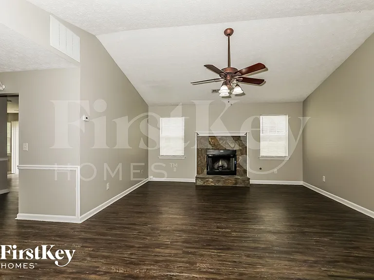 128 Greenleaf Dr — Photo 3
