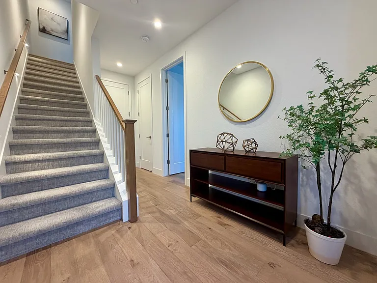 561 Pilgrim Dr — Photo 3