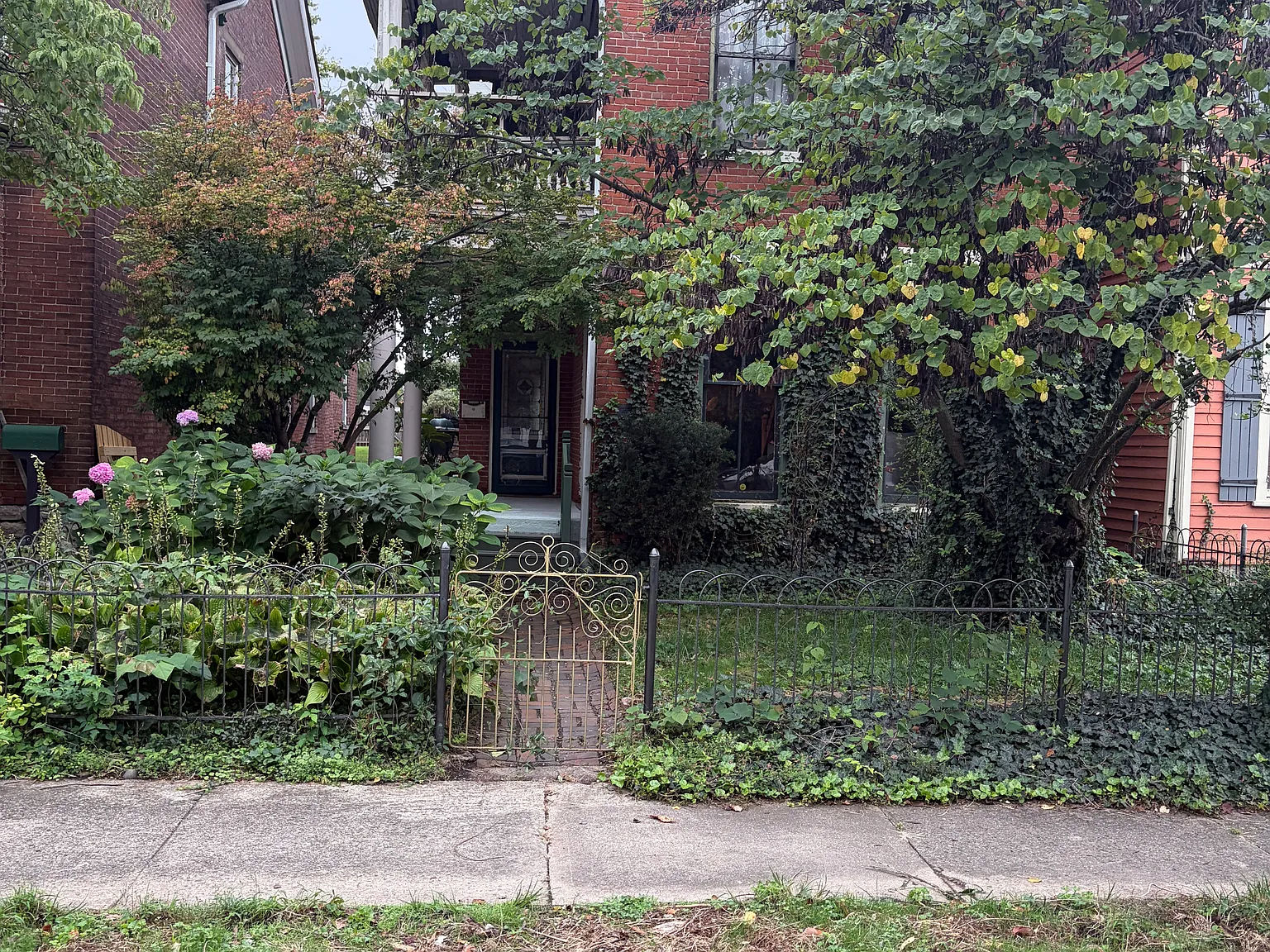 3 bed, 1.5 bath, 2112 sqft, $2,200 — Photo 1