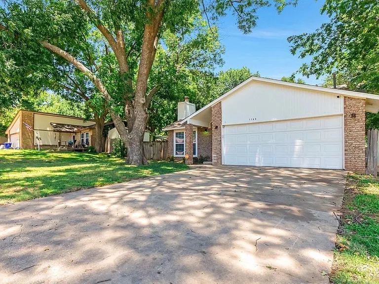 1108 W Fredericksburg St — Photo 3