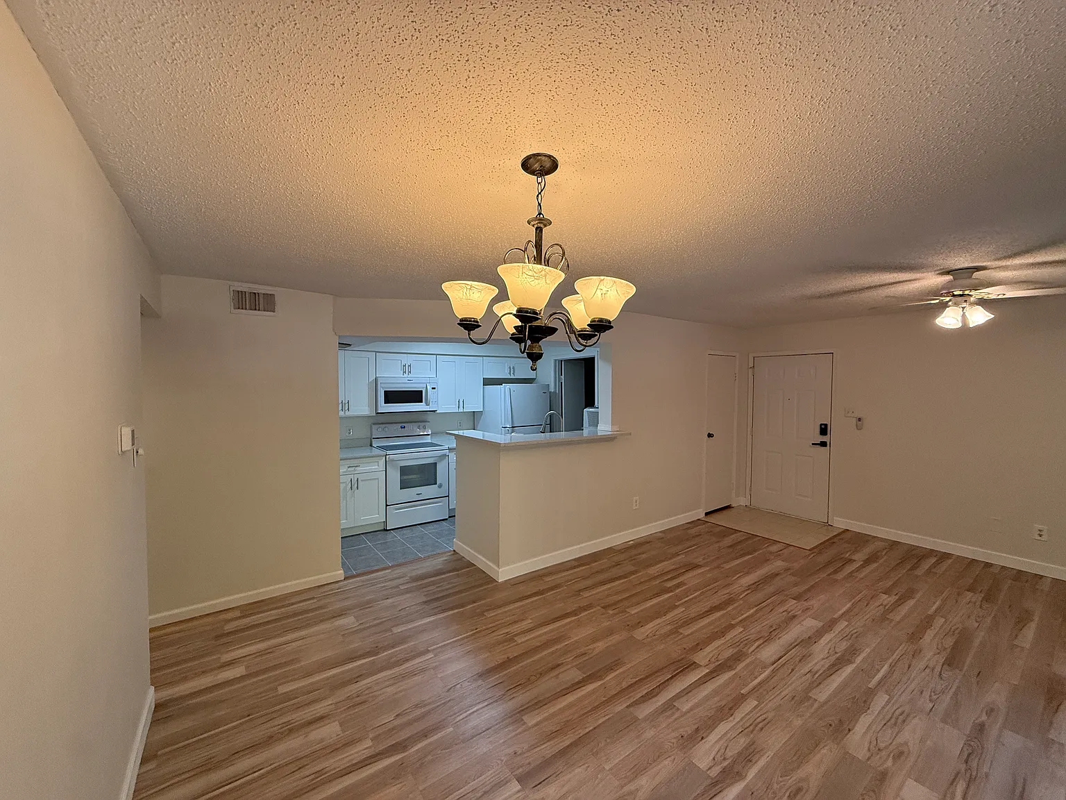 2 bed, 1009 sqft, $2,100 — Photo 3