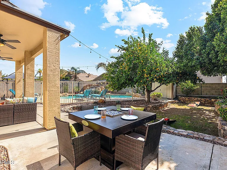 1125 E Irma Ln — Photo 5