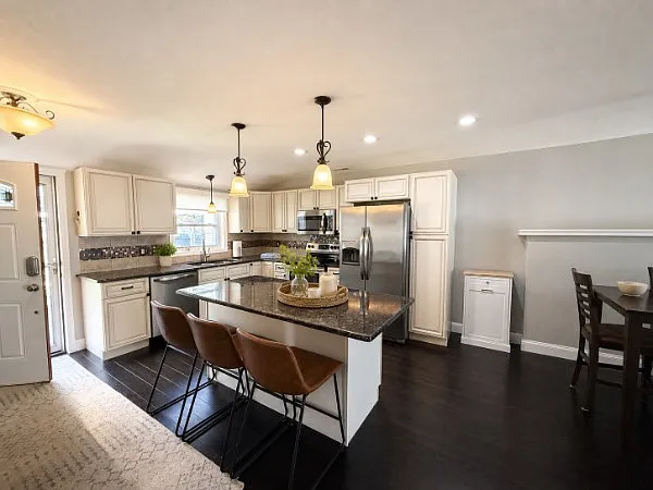 3 bed, 1272 sqft, $2,950 — Photo 4