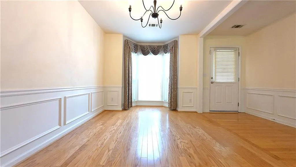 3 bed, 2.5 bath, 1952 sqft, $2,600 — Photo 2