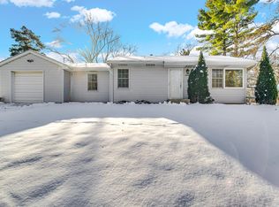 1808 Edgewater Beach Rd, Valparaiso, IN 46383