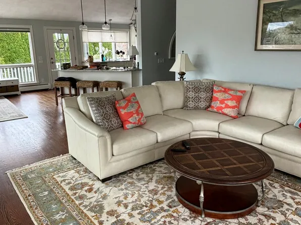 39 Willow Ave, Narragansett, RI 02882