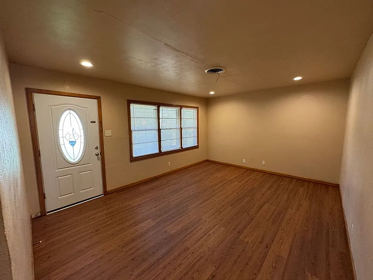 1005 N Willard Dr — Photo 2