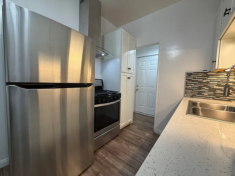 208 N La Peer Dr #7 — Photo 12