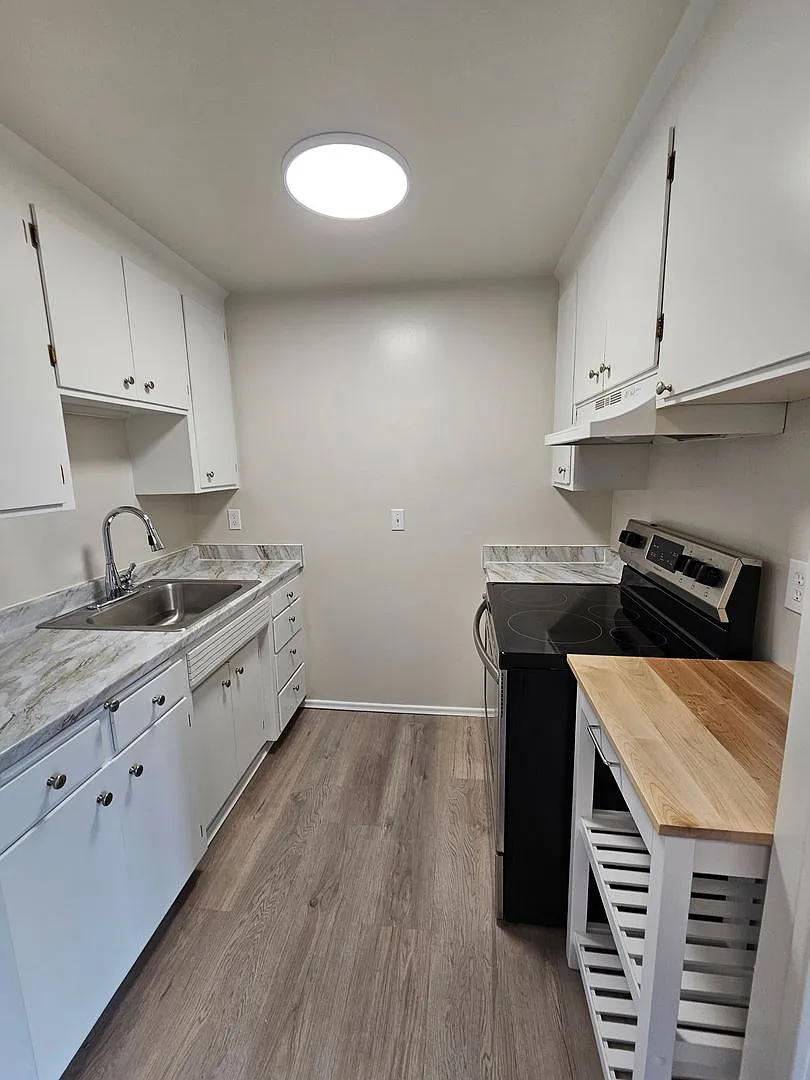 Julee Apartments — Photo 2