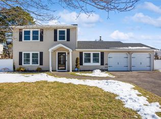 3 Apple Blossom Ln, East Patchogue, NY 11772