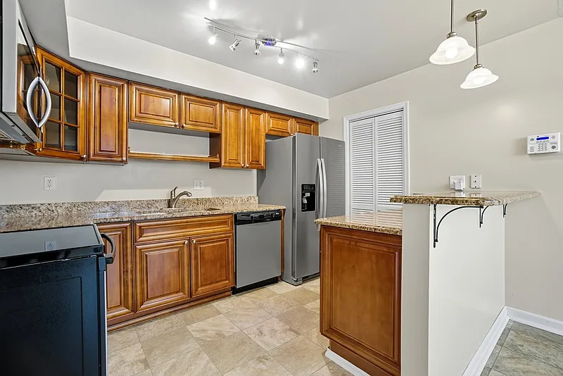 4 bed, 2.5 bath, 1872 sqft, $2,400 — Photo 2